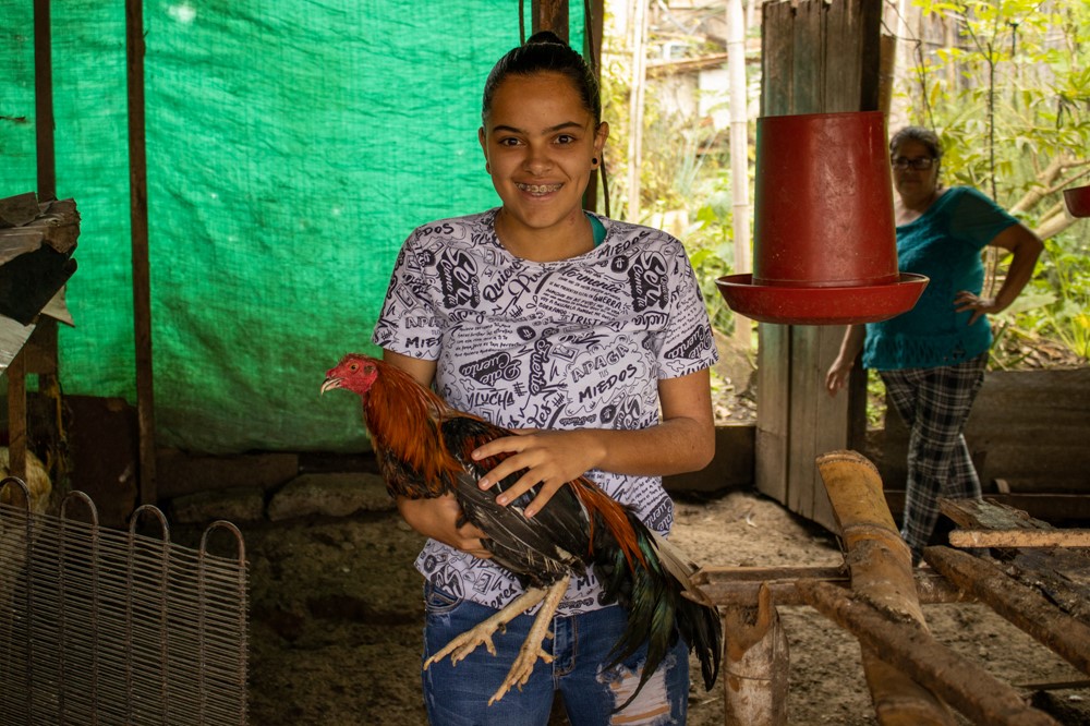 Valentina med en tupp, Foto: Colin Nairn