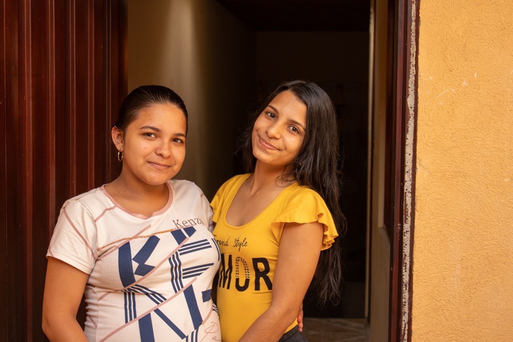 Daniela och hennes moster i bostaden, Foto: Colin Nairn