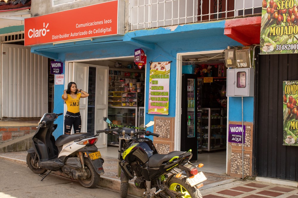 Daniela utanför familjens butik och bostad, Foto: Colin Nairn