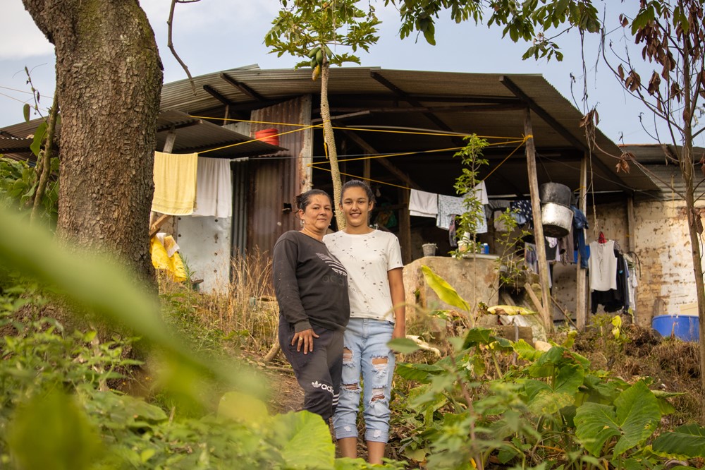 Juli tillsammans med sin mamma på baksidan av huset, Foto: Colin Nairn
