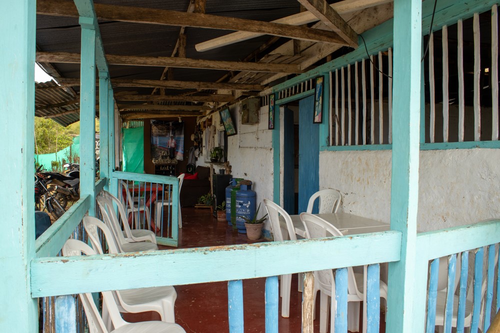 Husets framsida och butik, Foto: Colin Nairn